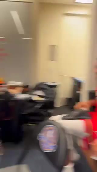 笑尿！字母哥在更衣室靈性模仿鴨梨打球