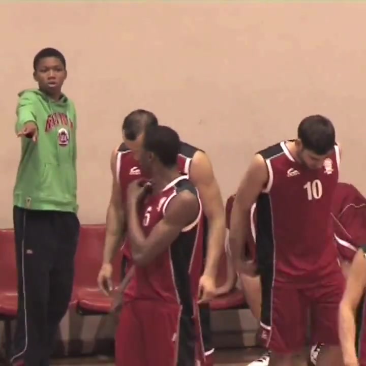 誰能想到這個擦地的球童，后來成為了NBA的MVP+總冠軍！