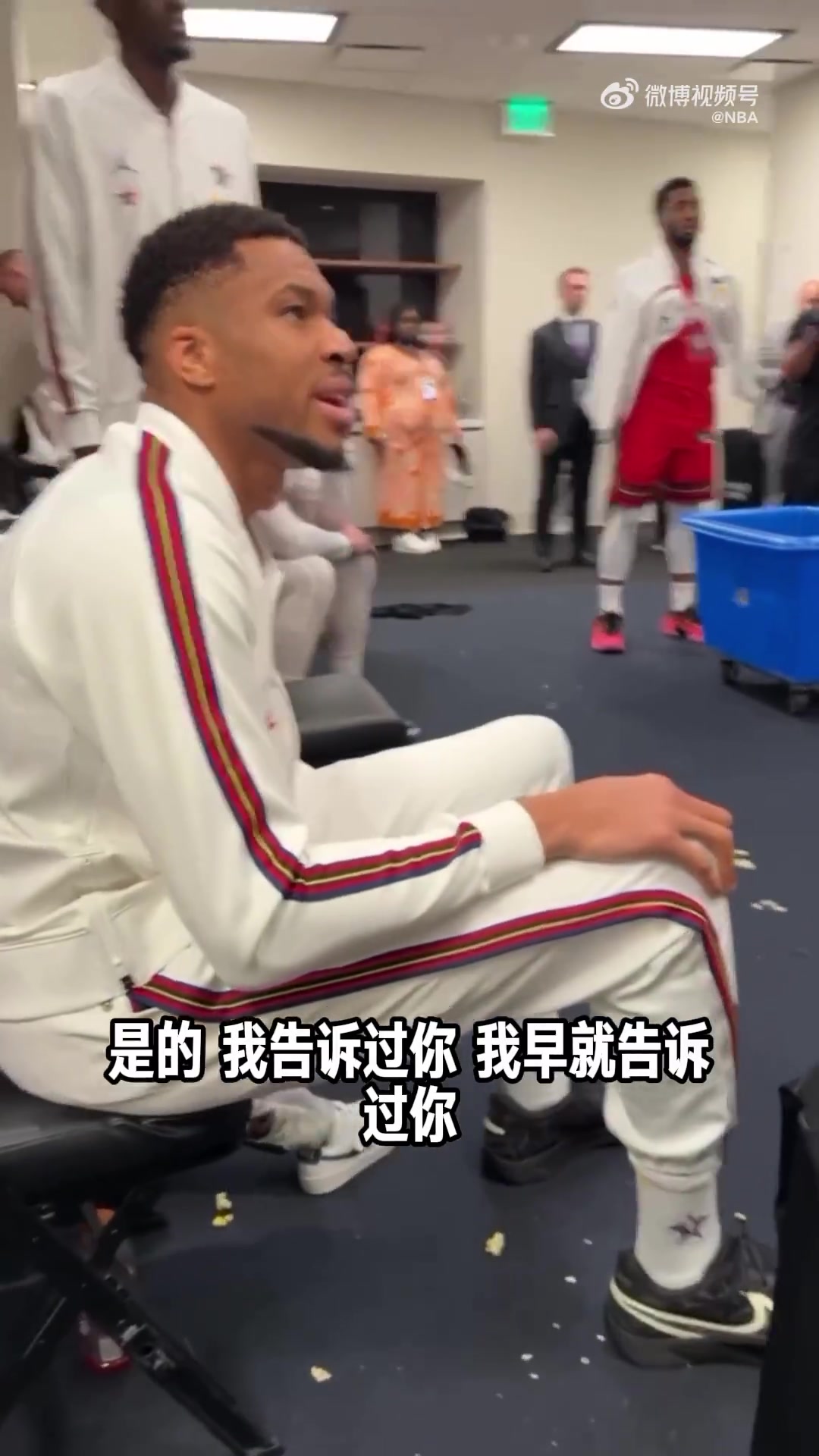 無條件相信！字母哥昨日成功預(yù)言利拉德三分絕殺，戴表慶祝