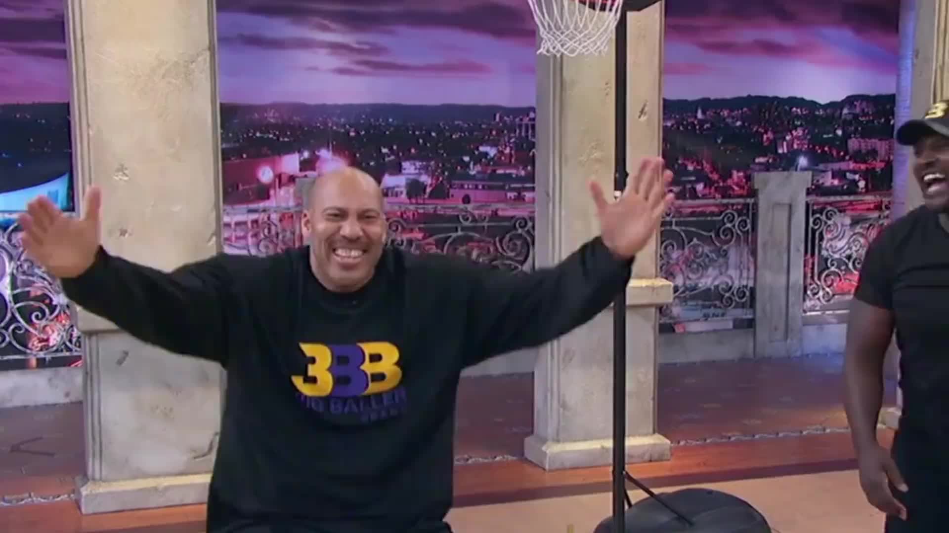 球爹被截肢了怎么還笑得出來？倆兒子NBA球星 老二小偷變歌星