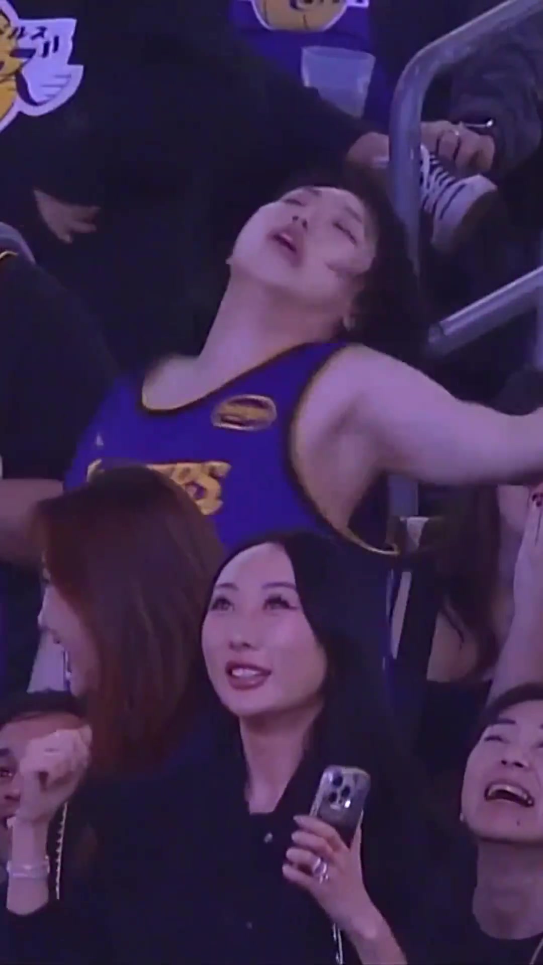 女球迷身穿八村塁球衣瘋狂尬舞 差點(diǎn)跳到缺氧了？？？