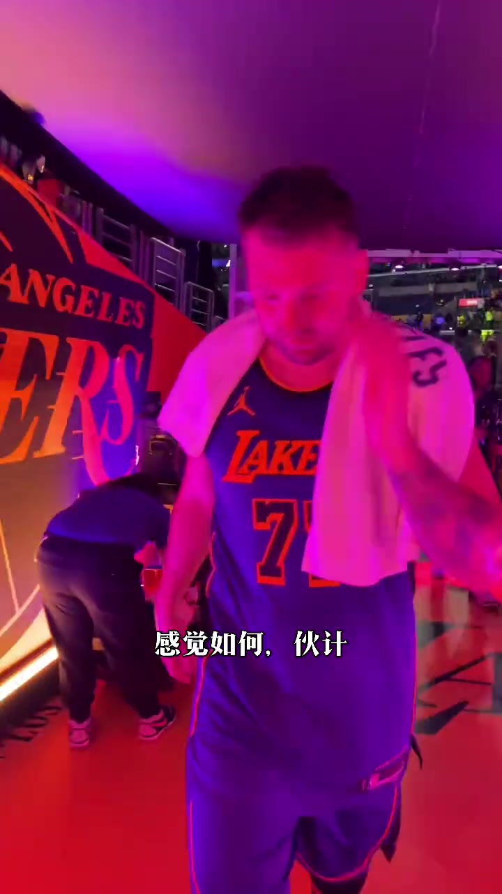 球迷問(wèn)東契奇戰(zhàn)勝獨(dú)行俠后啥感覺(jué)？東子：太累了想直接睡覺(jué)