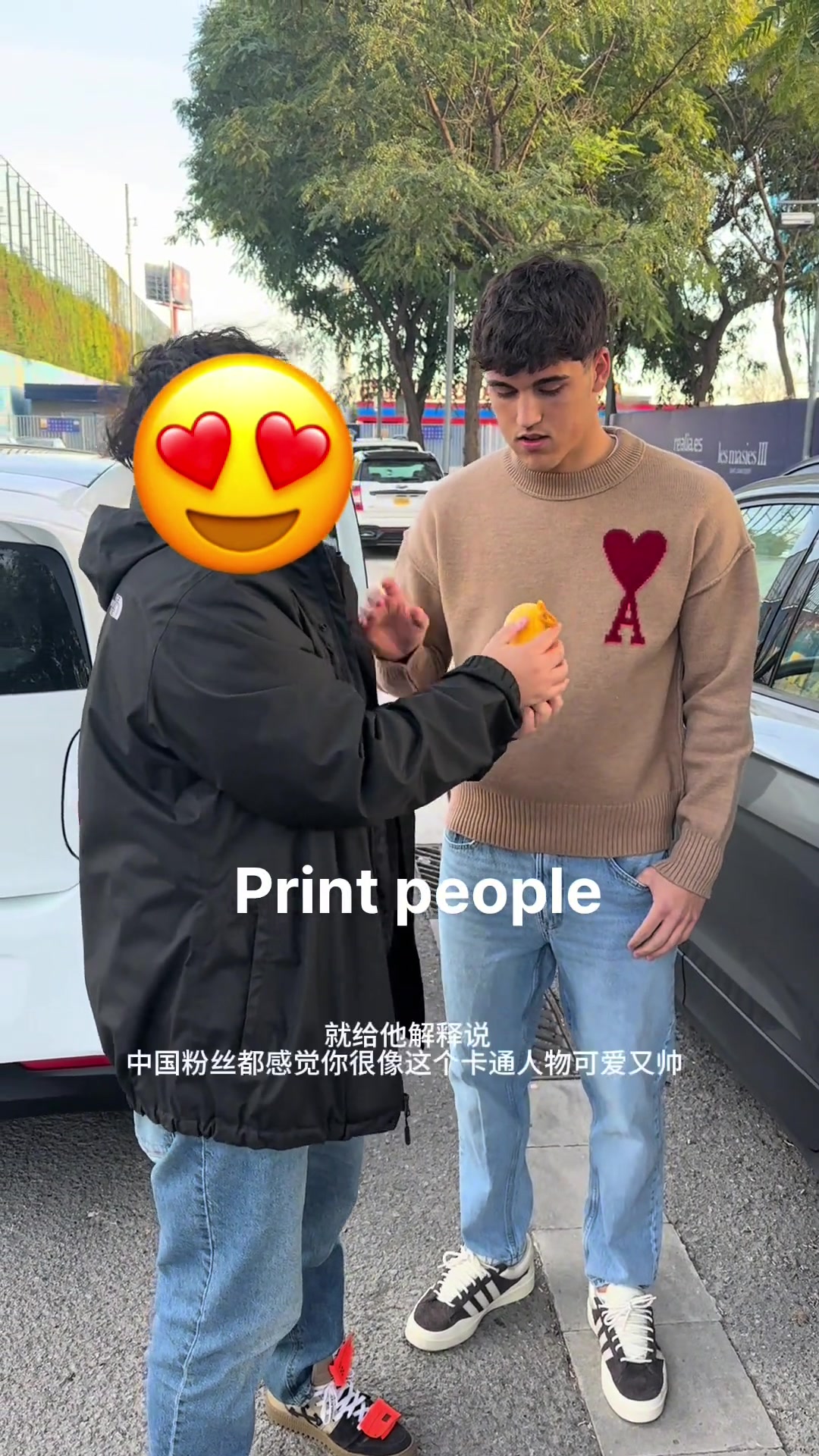 抽象！國人真的跑去給庫巴西送奶龍了