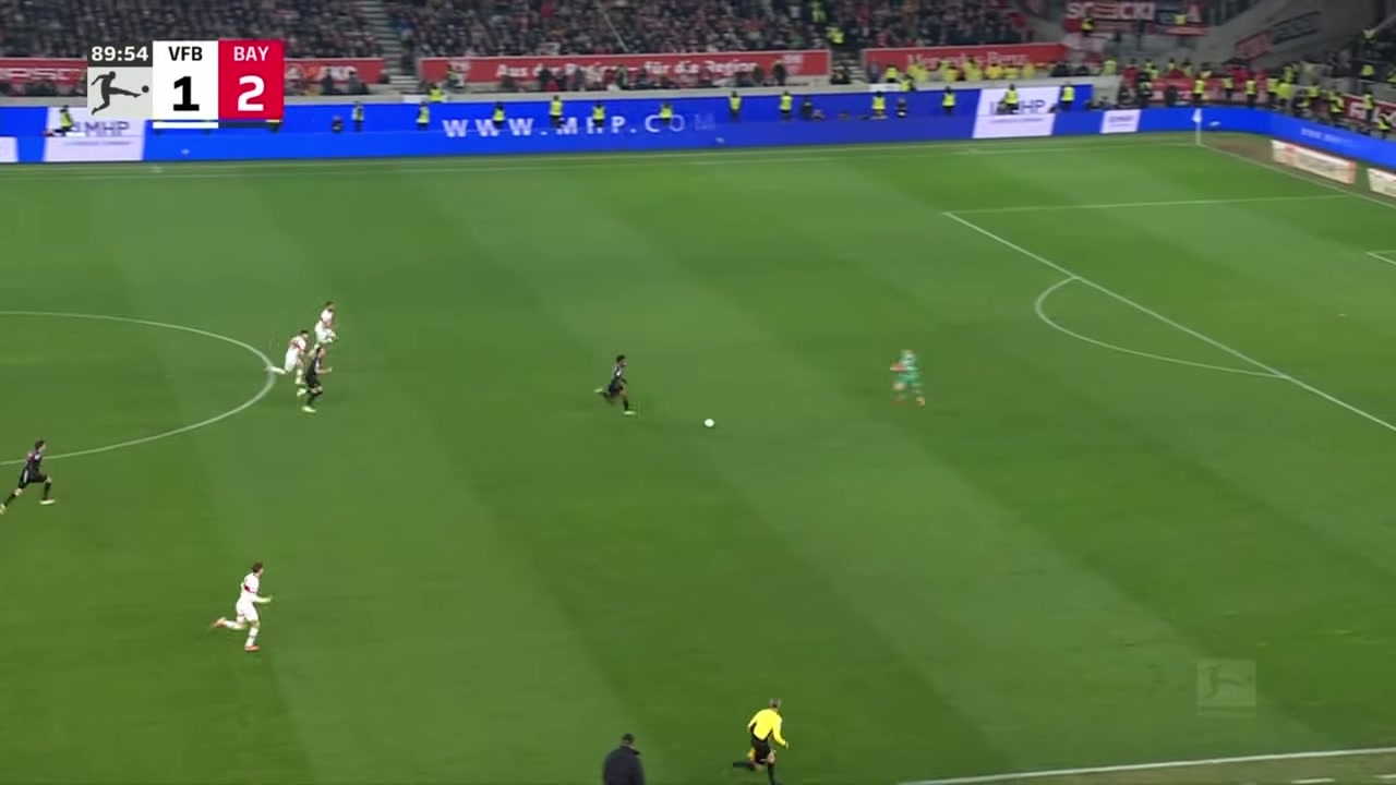 科曼搶斷成功晃過出擊的門將打空門得手！拜仁3-1鎖定勝局！