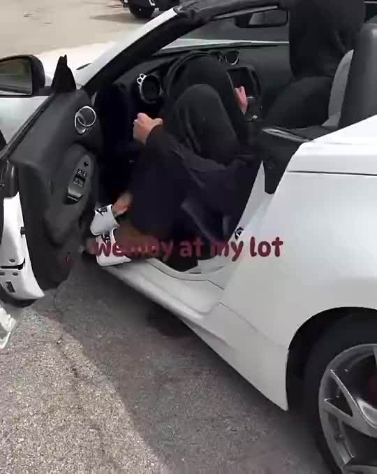 笑死！文班嘗試擠進(jìn)一輛跑車，最終因腳太長(zhǎng)還是放棄了！
