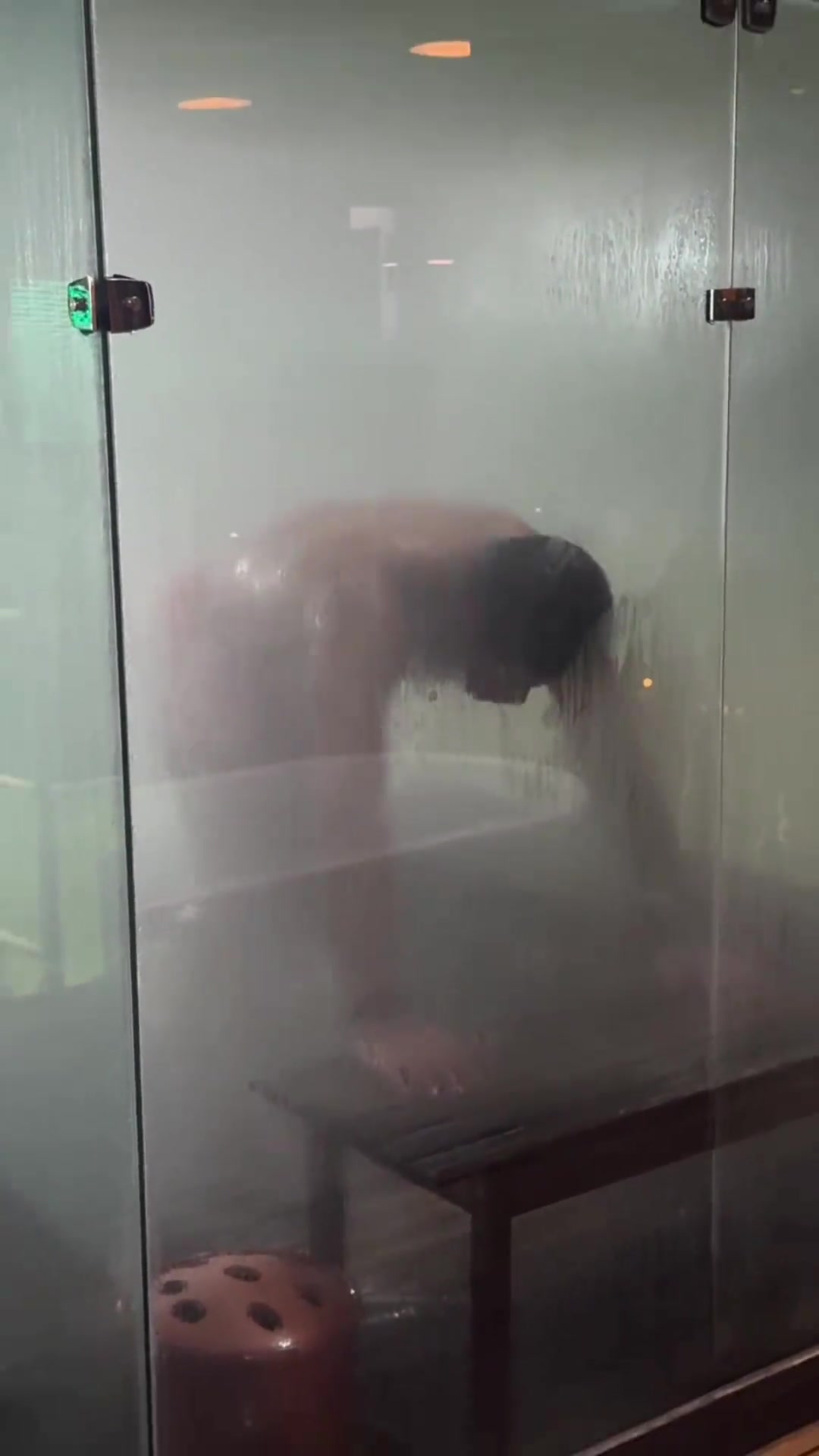 綠巨人胡爾克在桑拿房訓練出來后直接泡冰浴，這身體素質太強了