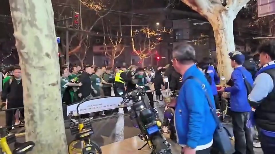 疑為京滬球迷沖突后續(xù)！徐匯公安：劉某水因?qū)め呑淌卤恍芯邪巳? title=