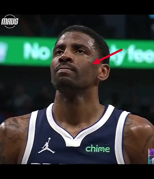 是真痛??！歐文強(qiáng)忍膝蓋疼痛執(zhí)行罰球時(shí)，眼角還有明顯淚痕