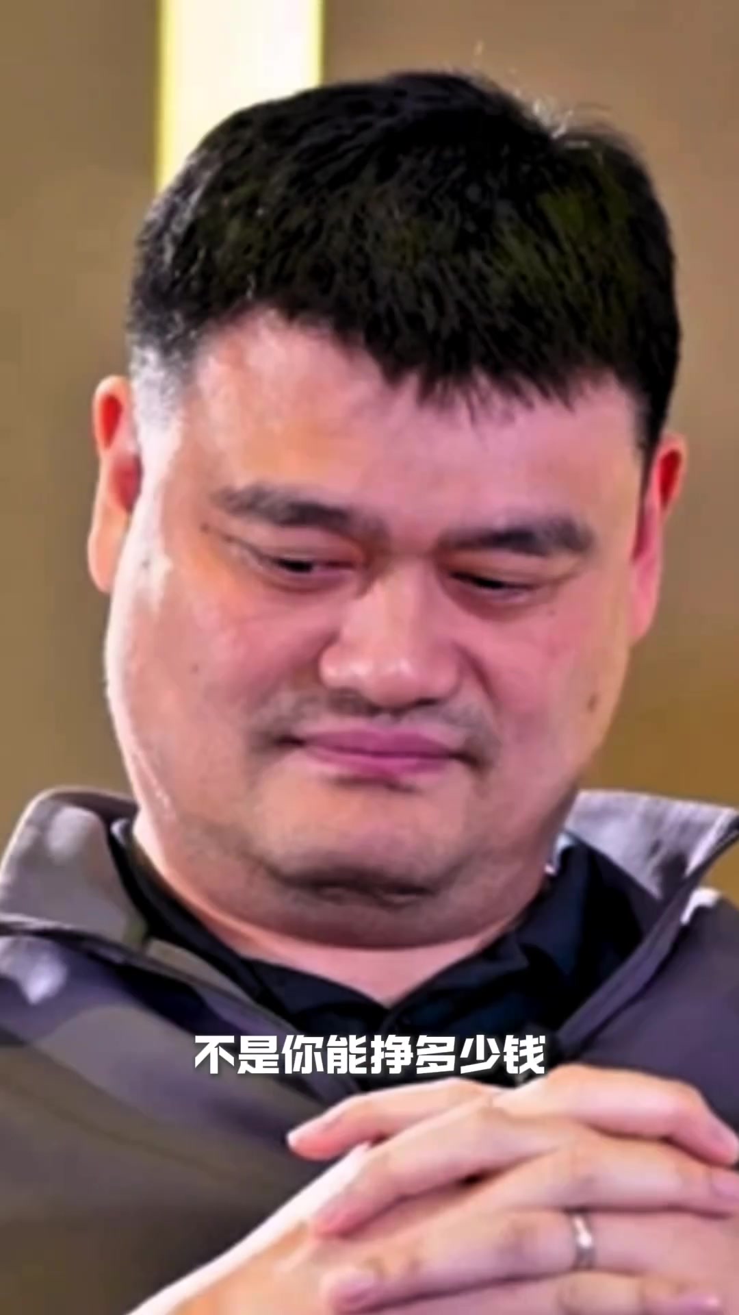 王治郅：現(xiàn)在球員喝口水都看手機(jī)，這不能幫你把球投進(jìn)