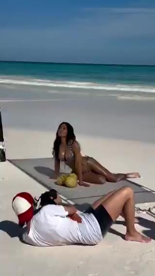 金卡戴珊在巴哈馬拍性感泳裝照，這身材真的沒什么敵手