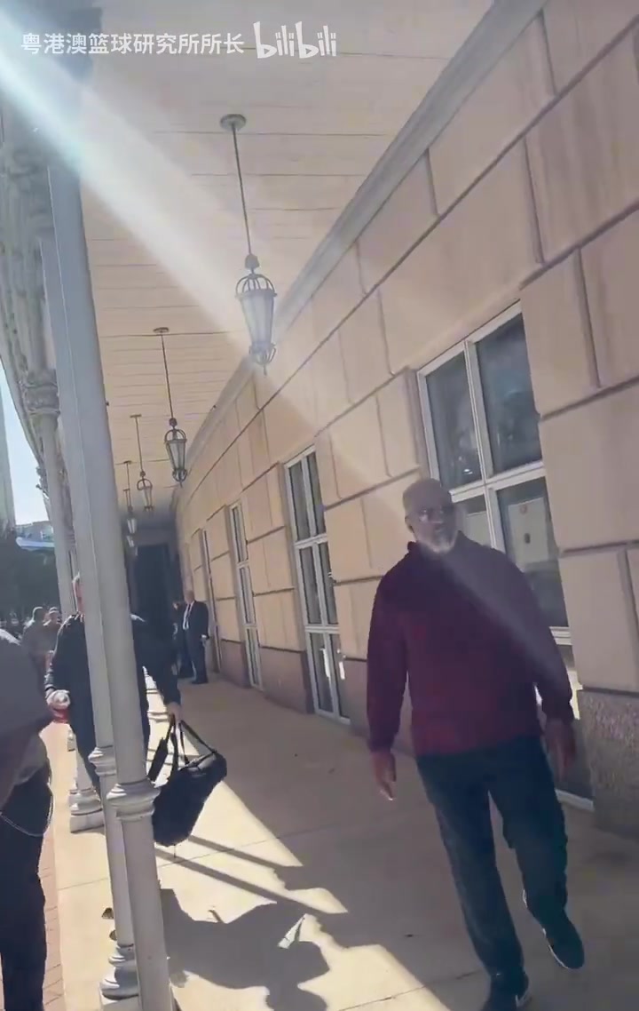 簡潔簽名！有點想看字母哥給球迷簽全名……
