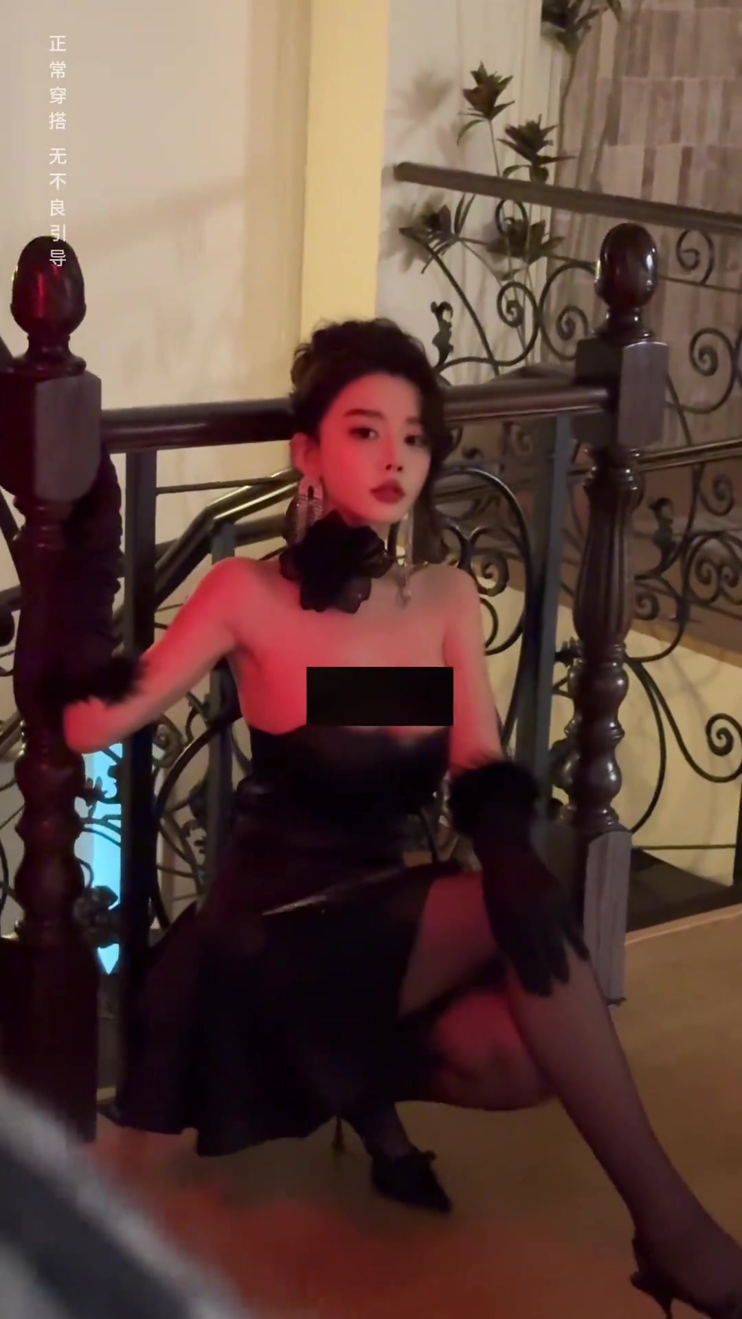 黑絲長(zhǎng)腿！因坐在詹姆斯身后而爆紅的女星周麟嘉一身黑色系拍寫(xiě)真
