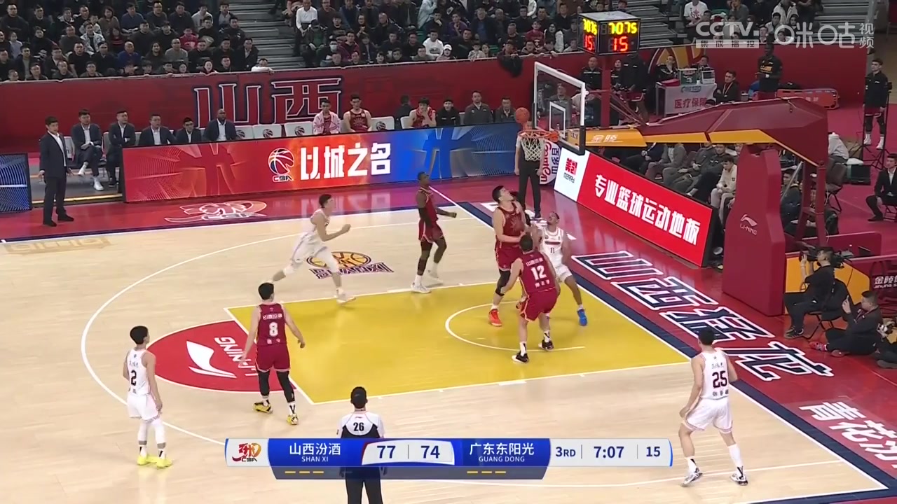 挑釁！迪亞諾反擊空接暴扣，隨后跑去廣東隊(duì)替補(bǔ)席怒吼秀肌肉！