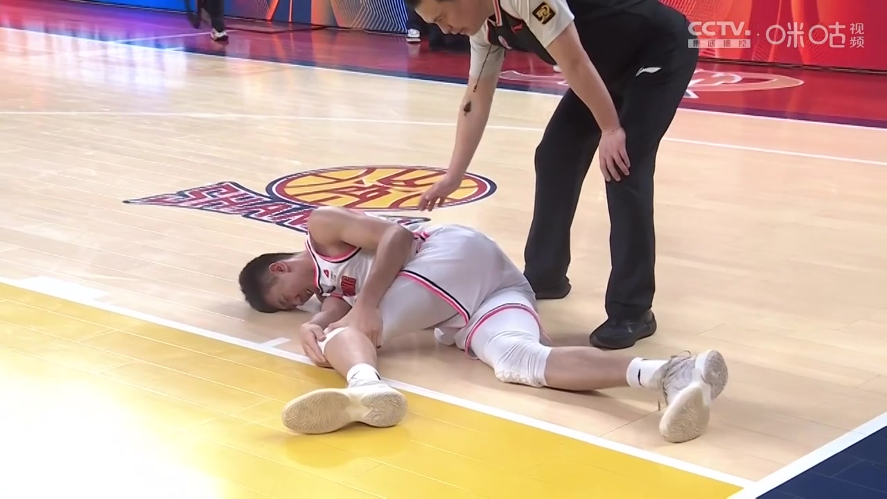 這沒打手？王少杰欲隔扣劉傳興 落地反掰膝蓋受傷 被隊(duì)友攙扶離場(chǎng)