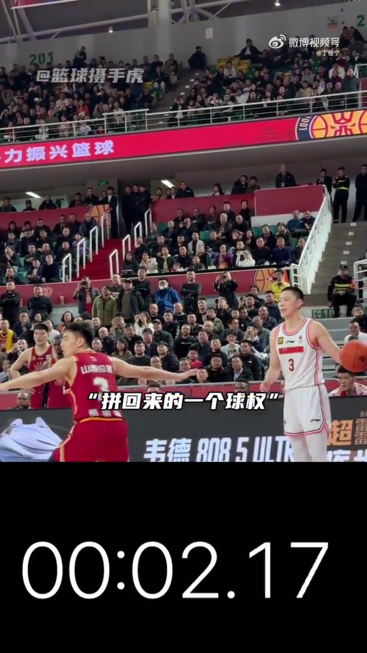 從底線角度看胡明軒發(fā)球，確實(shí)是5秒違例了[帶計(jì)時(shí)]！