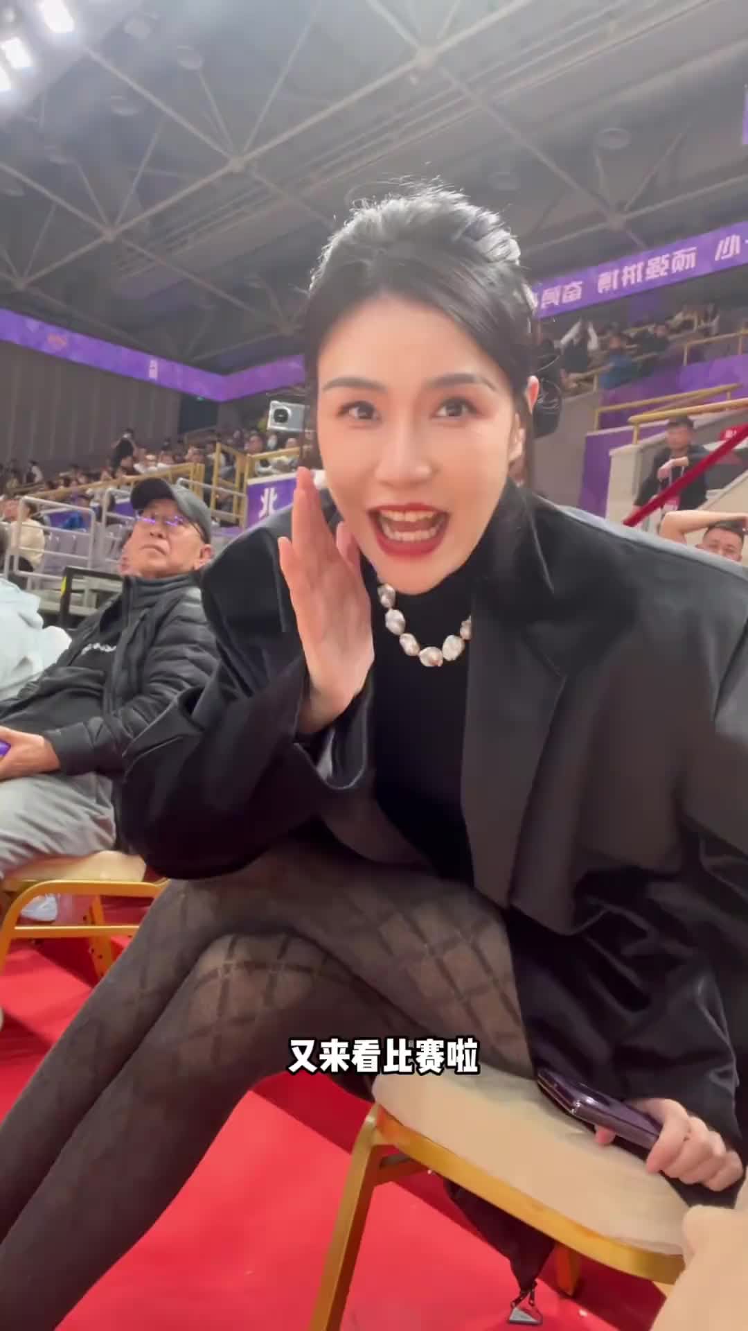 太顯眼了哈！前女籃國手許諾穿著黑絲來看球了~