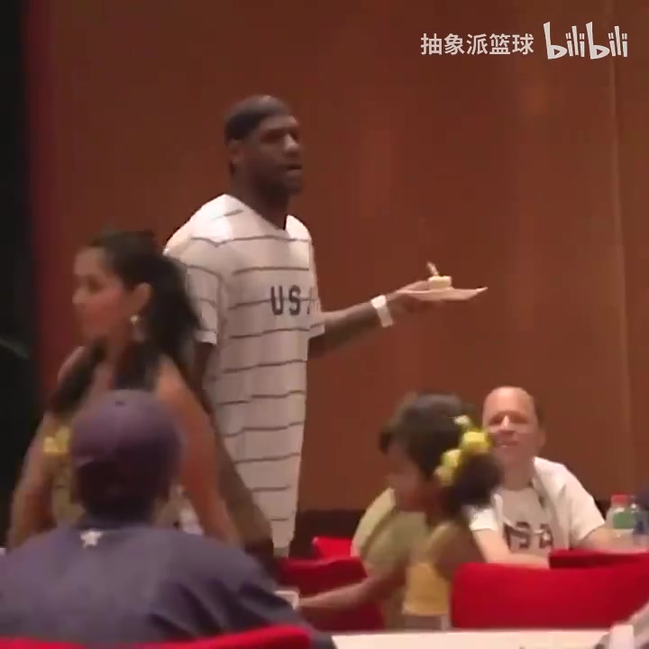 好兄弟！珍藏視頻：08年北京奧運會詹姆斯帶頭為科比唱生日歌！