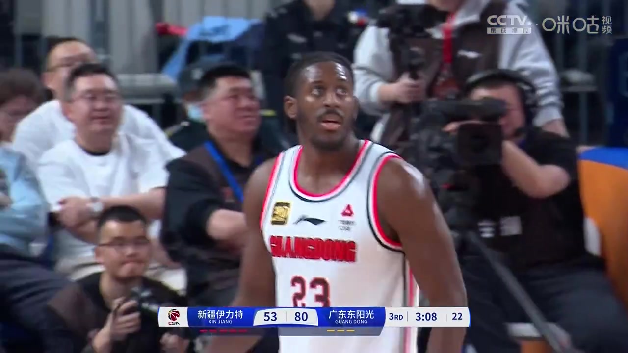 彩票刮出大獎！廣東新援基安德-庫克完美首秀，砍下20分8板，飚進(jìn)五記三分