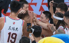 淚目！趙睿賽后被廣東隊(duì)圍，眾手碰拳。