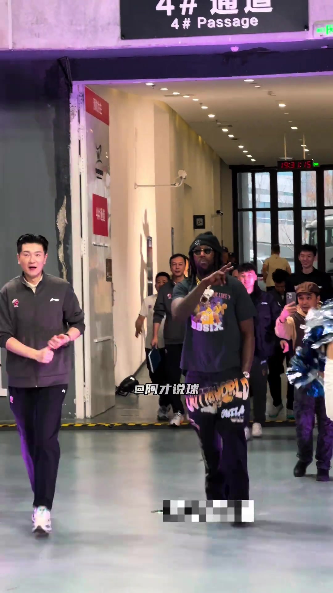 哈雷爾亮相烏魯木齊奧體中心，穿搭潮范十足，感覺像來走秀。