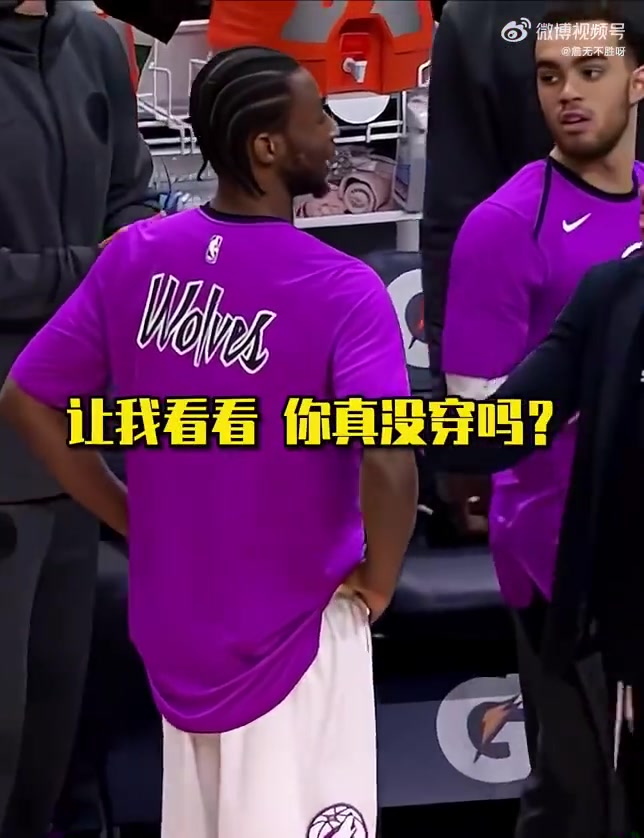 把大家整不會(huì)了！維金斯準(zhǔn)備上場(chǎng)，卻發(fā)現(xiàn)自己沒穿球衣