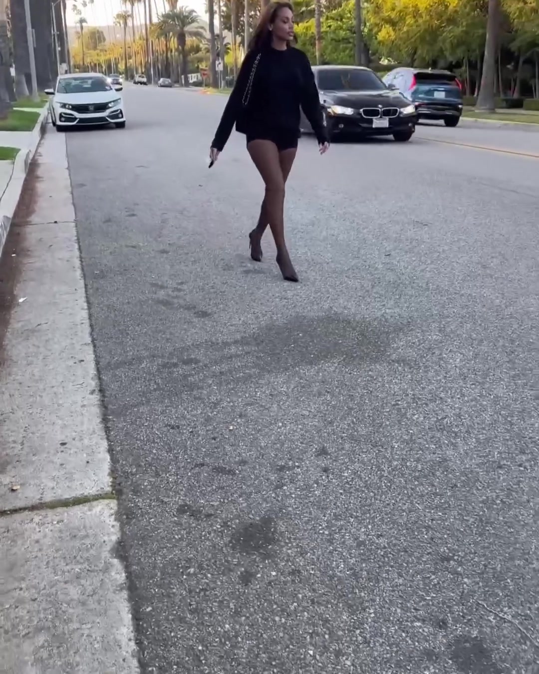 香車美女！杰倫-布朗女友這黑絲美腿你給幾分？