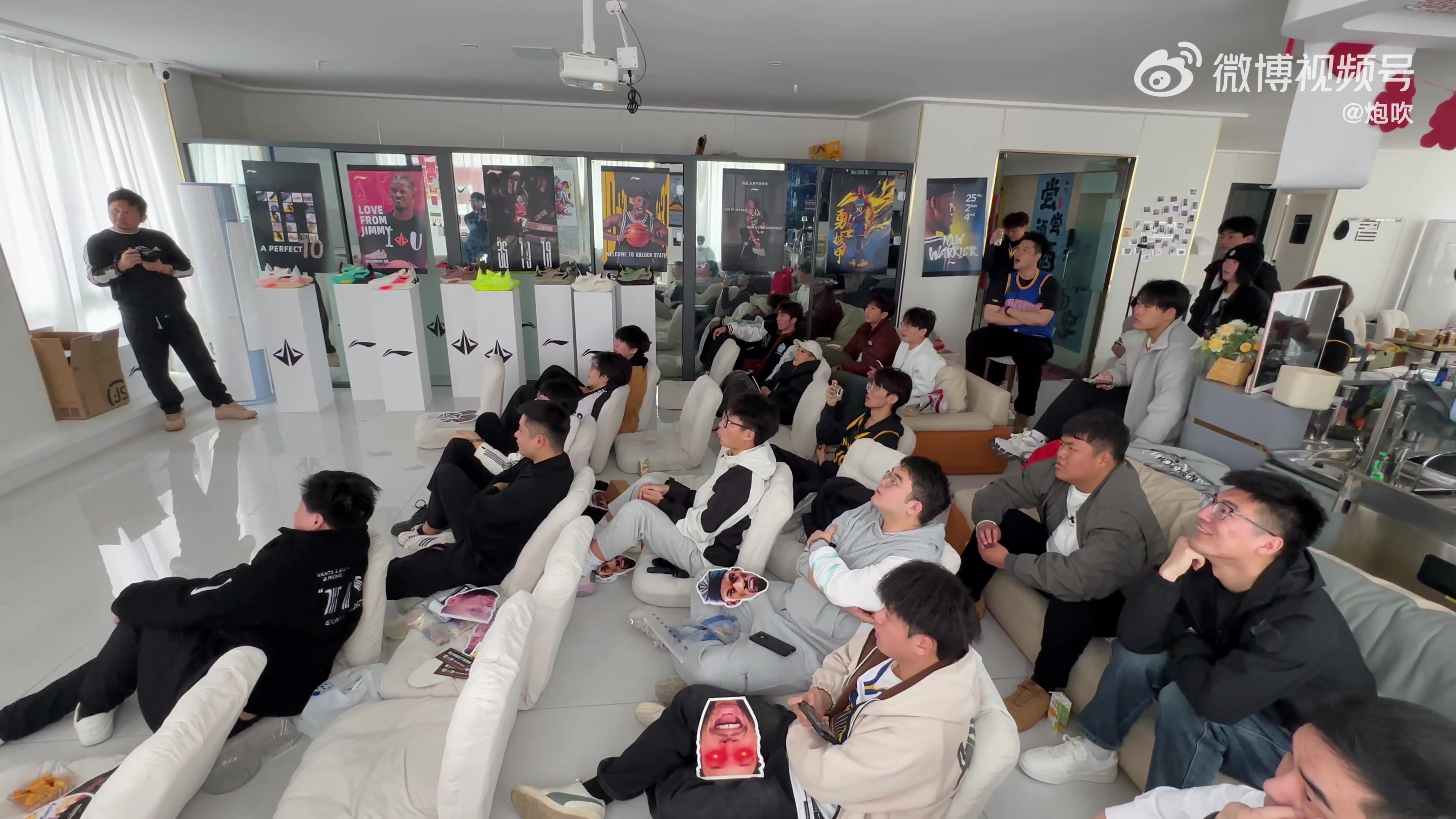 國內(nèi)庫里球迷齊聚一起看球！當(dāng)庫里4000記三分瞬間集體慶祝！