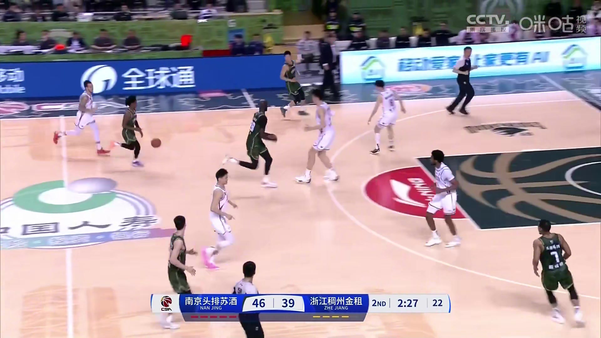 你們2米28的人都這么打球的嗎？法爾這個空接暴扣，幾乎都沒咋跳啊