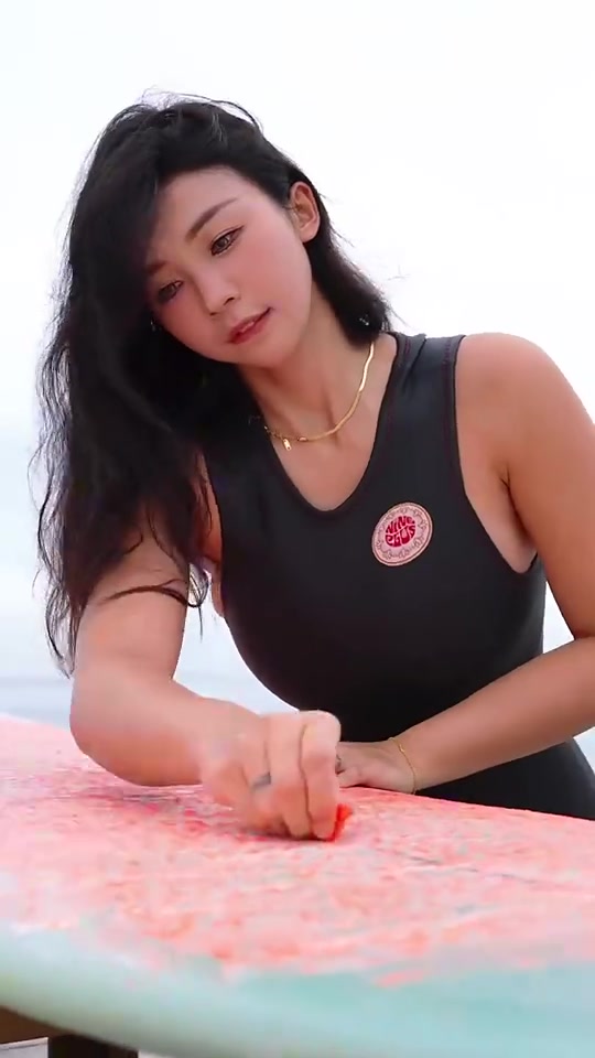 張曼源又玩沖浪啦！這大體格子還這么穿，觀感實在沖擊力太強了