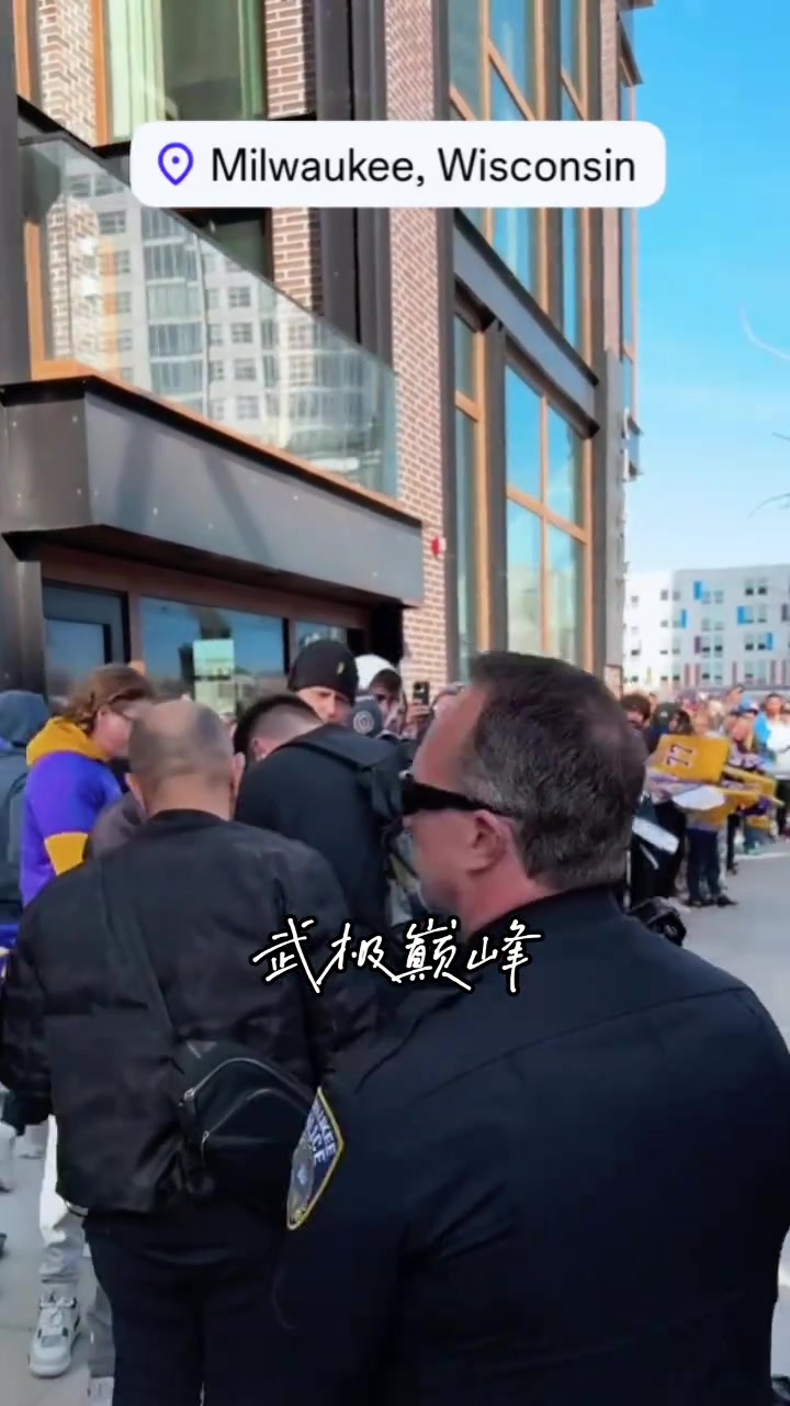 不是？反了吧，不應(yīng)該是東子坐那，粉絲一個(gè)個(gè)排隊(duì)去要簽名嗎