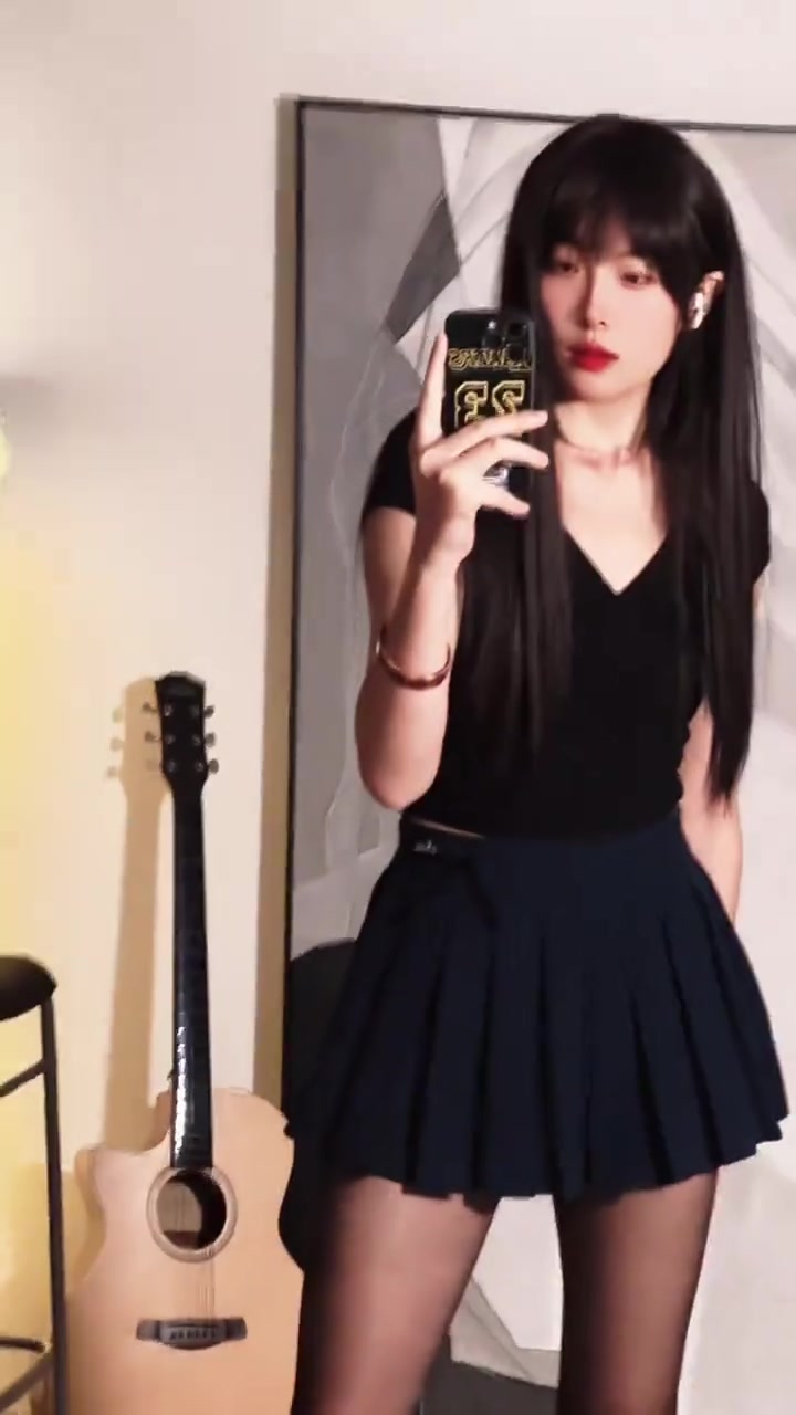果然今天贏了！美女詹密穿黑絲高跟曬照：連敗又如何 終歸會翻盤