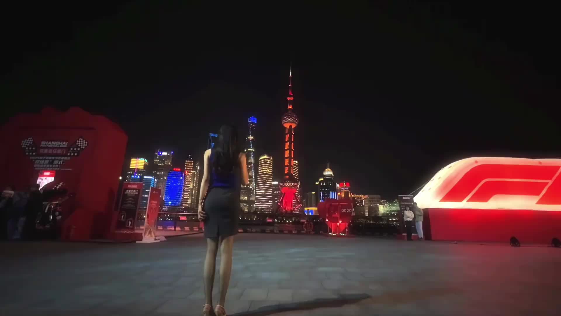 身材是真好啊！美女登密網(wǎng)紅盼盼一身黑色短裙穿搭走秀~