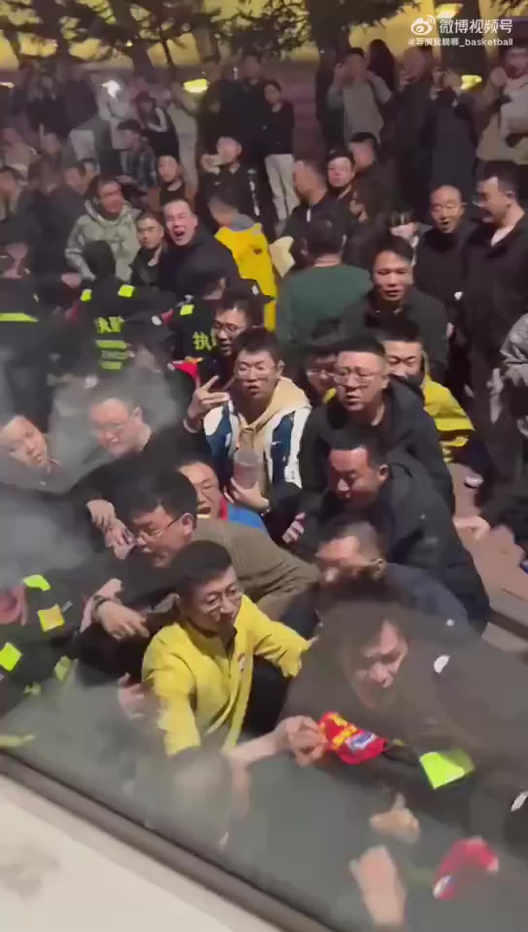 這梁子算是結(jié)下了！賽后山西球迷圍堵廣廈大巴