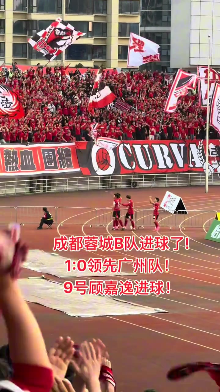 四川球市真火爆！中乙成都蓉城B隊(duì)現(xiàn)場(chǎng)，球迷人數(shù)都趕上中超了吧