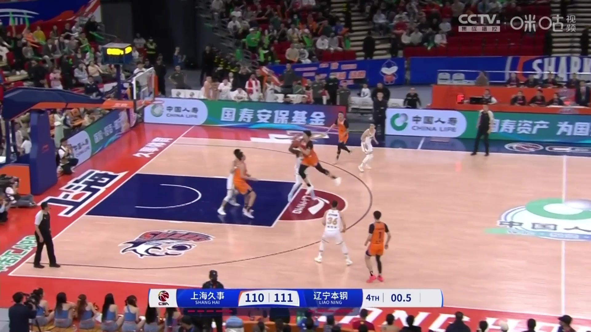 險創(chuàng)神跡！洛夫頓接超遠長傳 0.1秒極限空接轉身拋射絕殺不中