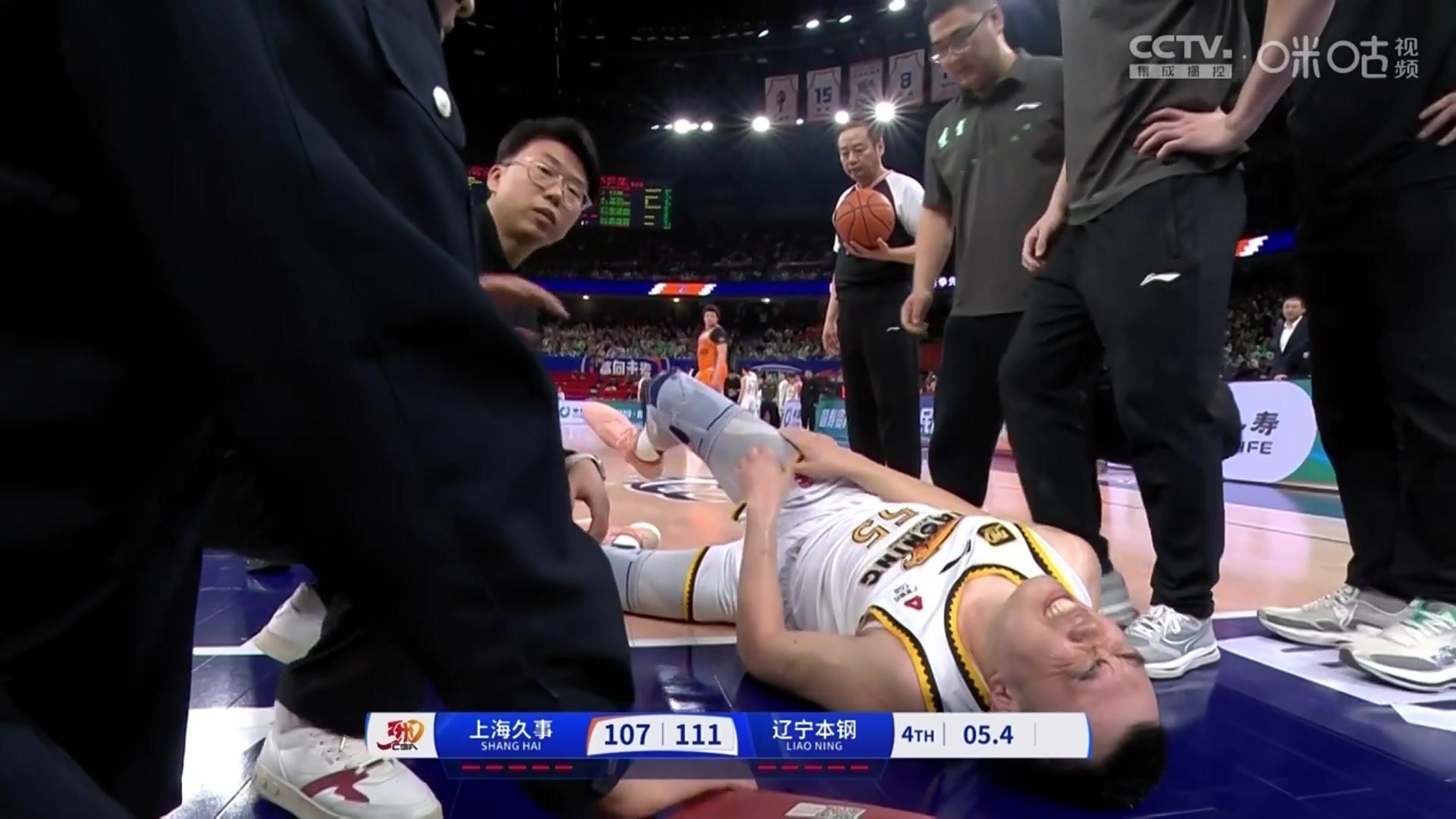 望無大礙！李曉旭誤傷韓德君 后者捂著膝蓋倒地&表情十分痛苦
