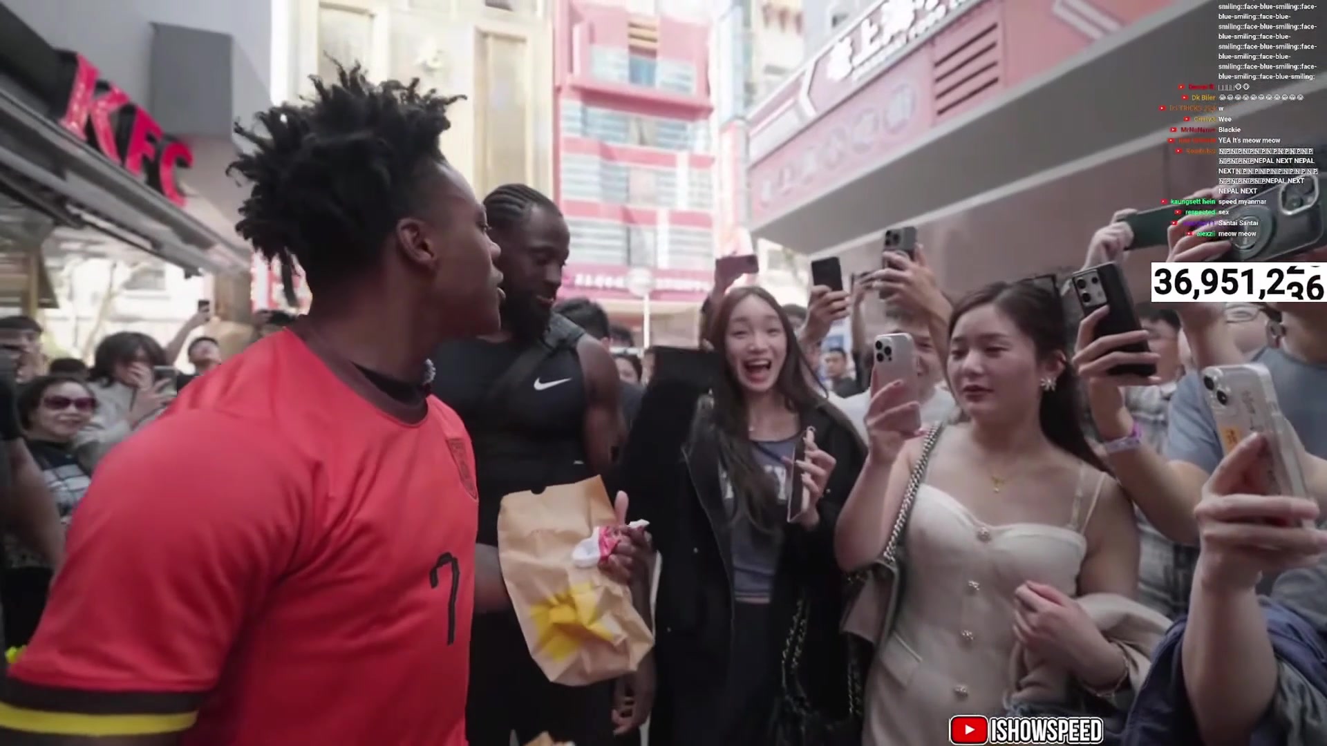 瞧你高興的！中國小姐姐笑容滿面：甲亢哥很喜歡中國KFC！