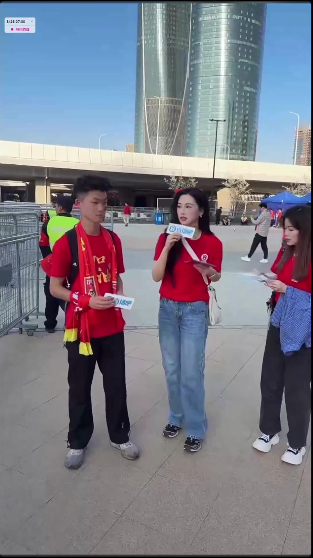 小伙專門曠課來看國足??！你小子是真有活兒啊