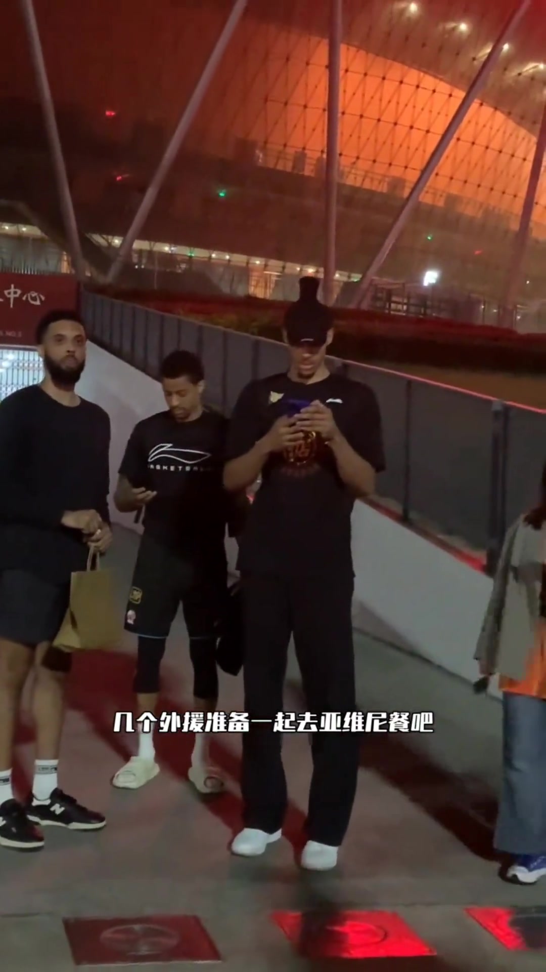 貝茲利打車聽不懂中文，一臉MB。