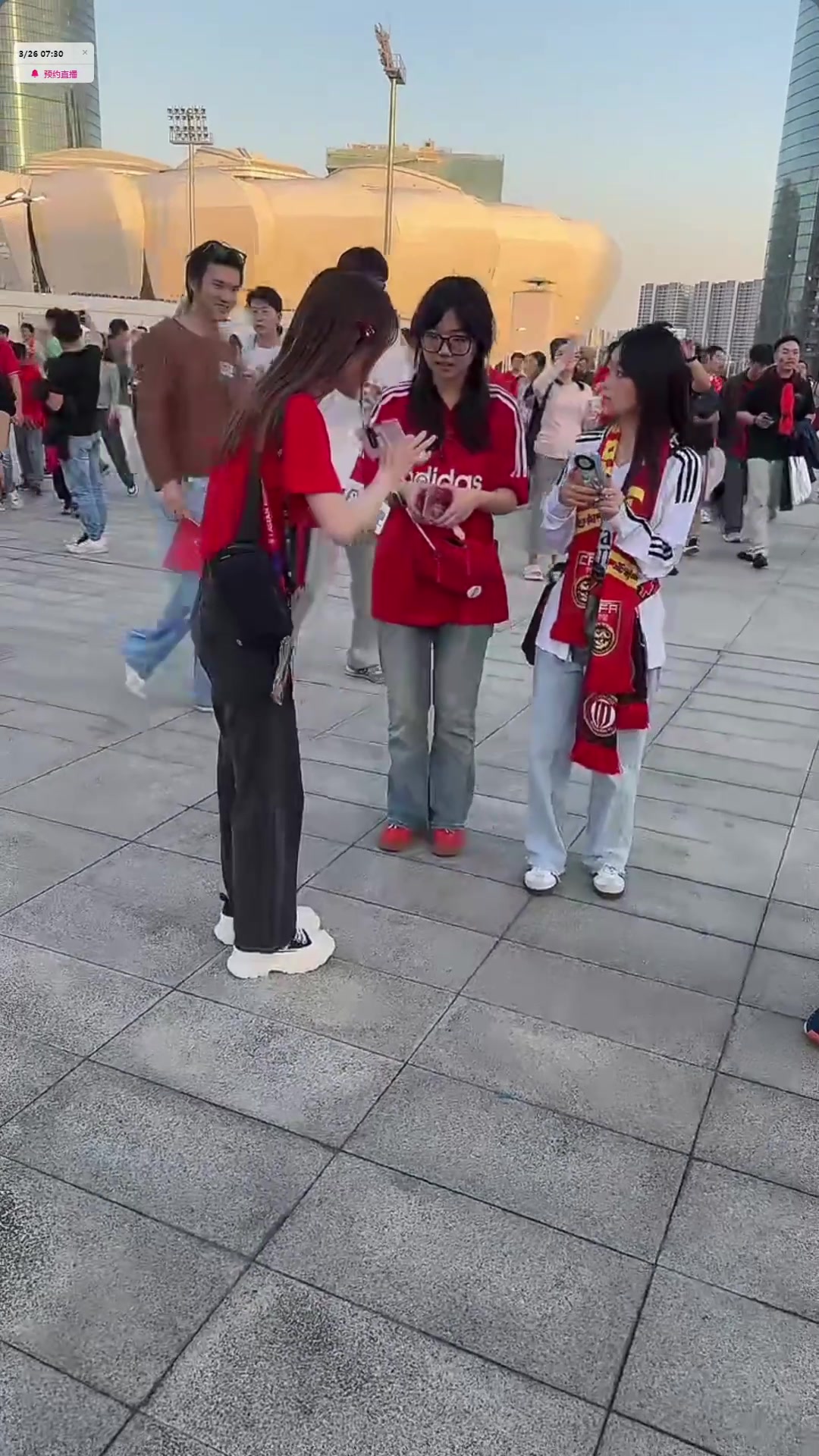國足+皇馬女鐵粉！女球迷：爸爸媽媽不知道我來杭州看國足