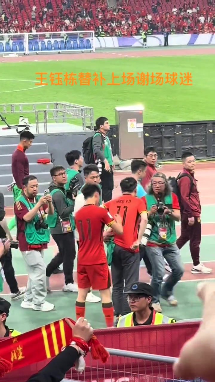 親和力！王鈺棟謝場給球迷簽名！