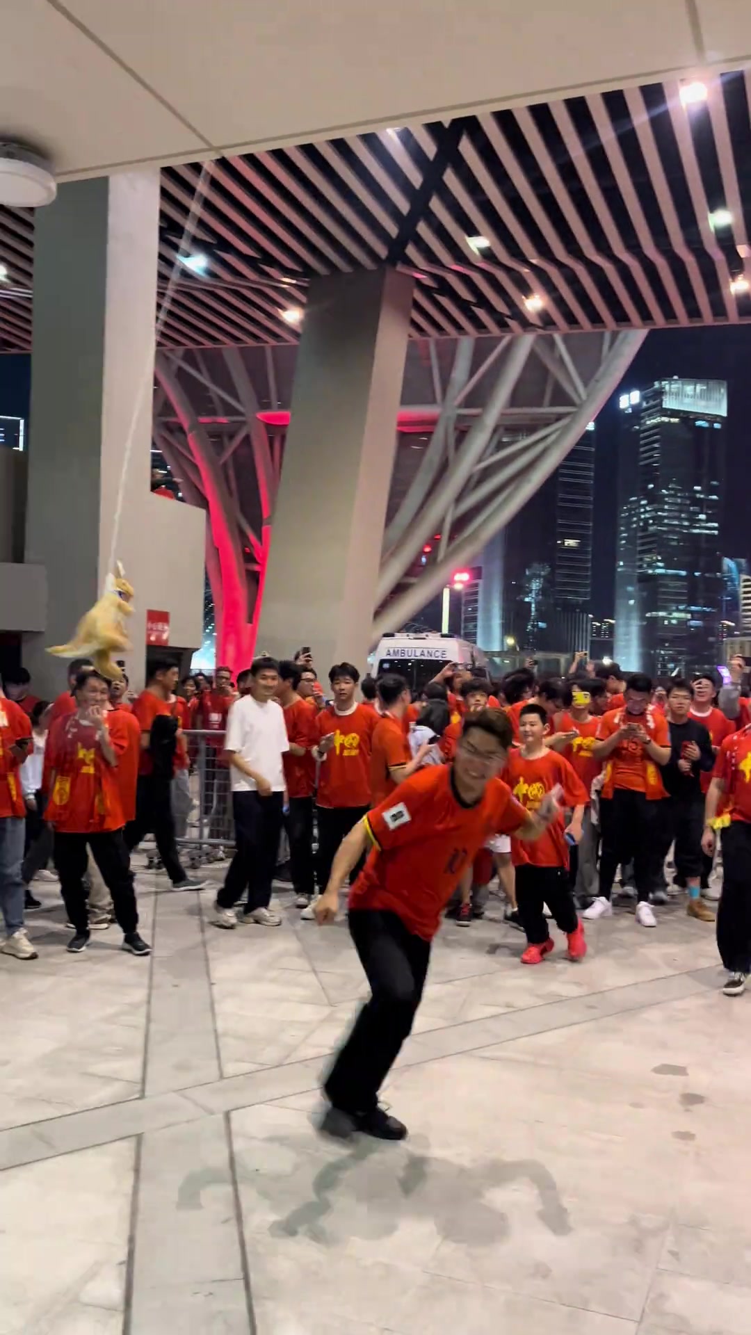 場上贏不了澳大利亞，場下球迷打袋鼠