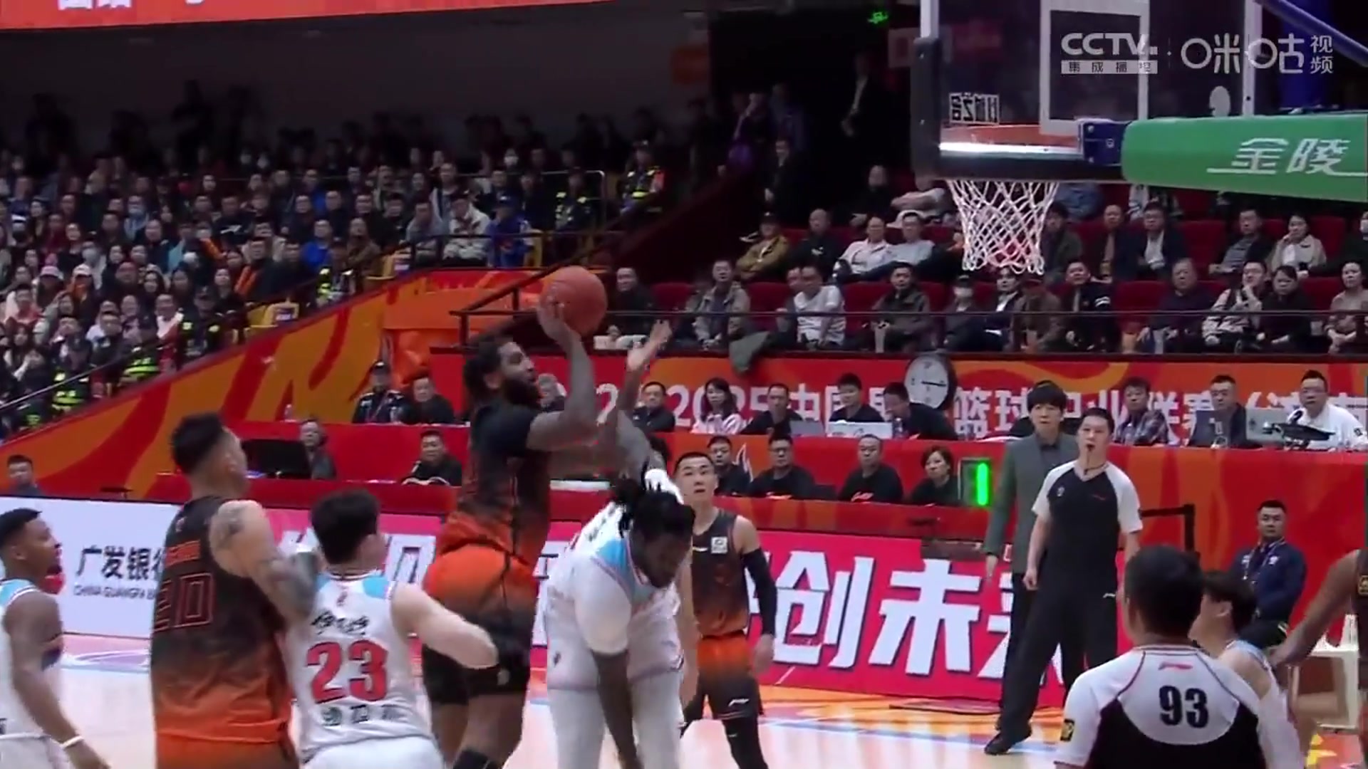 NBA級別的對抗！克里斯滯空正面頂飛哈雷爾 強(qiáng)硬打板上籃命中