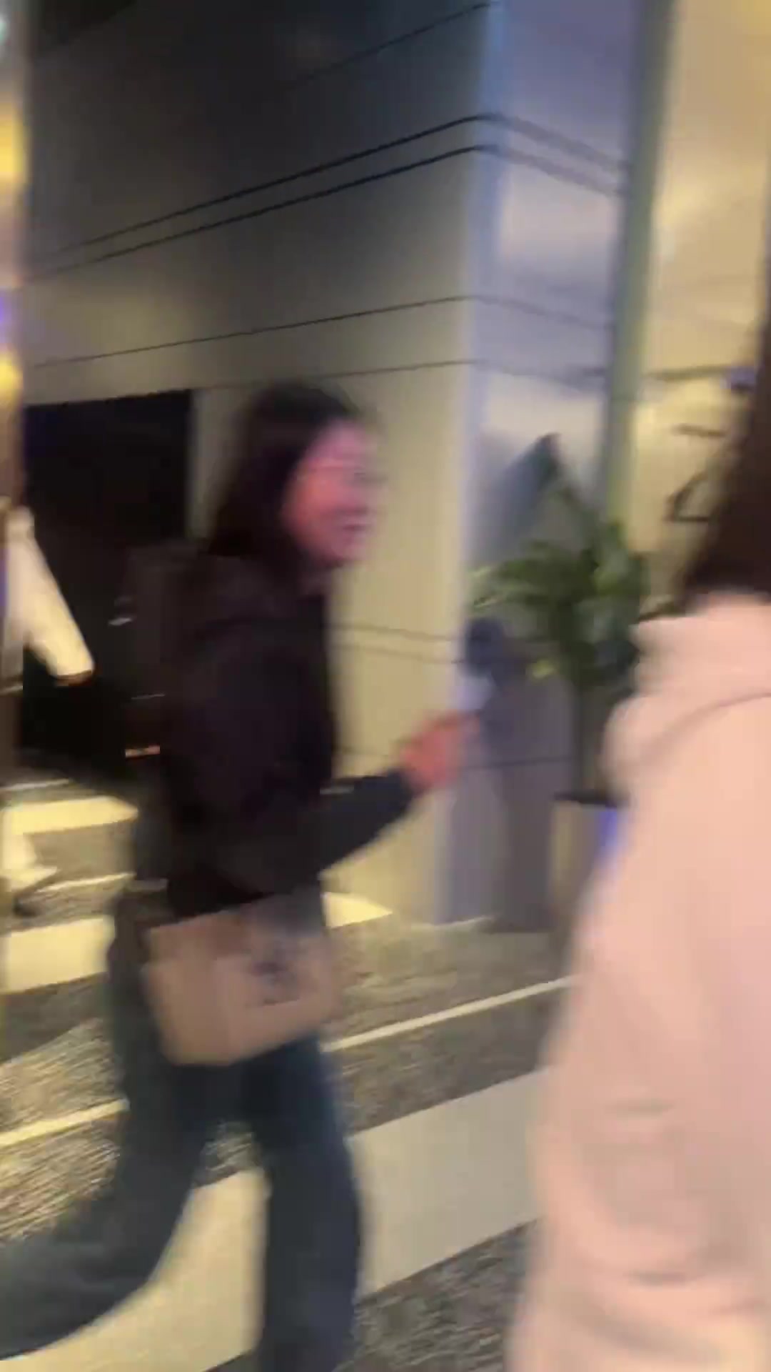 不是，一個(gè)男的怎么身上掛了這么多女的？