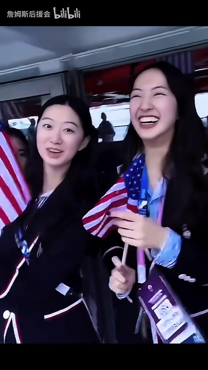 笑容收不住了！巴黎奧運(yùn)會(huì)名場(chǎng)面：我們用庫(kù)里的手機(jī)拍了合照！