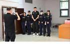 杜鋒與警官合影引爆笑點(diǎn)，球迷戲稱杜總，合影需巧避中心位。
