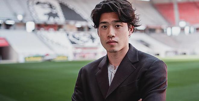 官方：弗賴堡簽約日本邊鋒鈴木唯人，新賽季穿14號球衣。