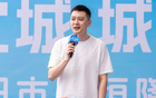 楊鳴出席籃球活動，演講后拋球互動，季前備戰(zhàn)壓力重。