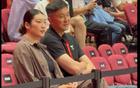李夢亮相耐高決賽，打扮亮眼，與杜鋒交流。