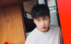 陽光齊麟，胡同大男孩曬照。